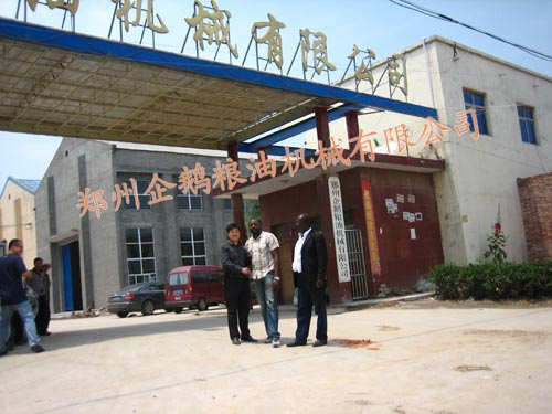 雄鷹展翅:企鵝糧油浸出油設備遠銷國內外!(圖1) 印度客戶合影